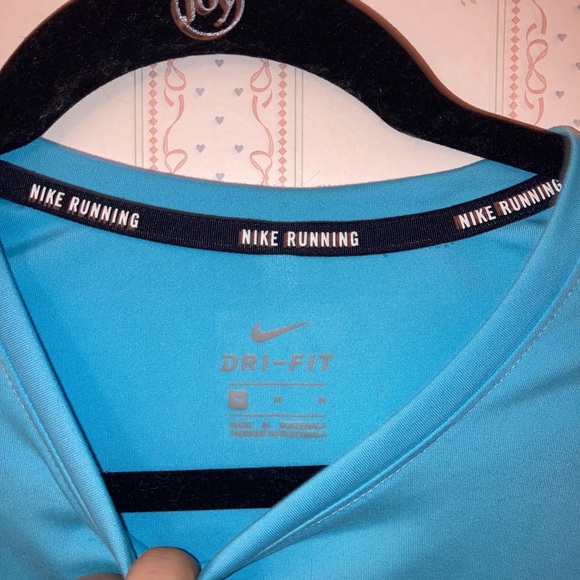 Cute and barely worn Nike running shirt! Baby blue size medium - Picture 4 of 5